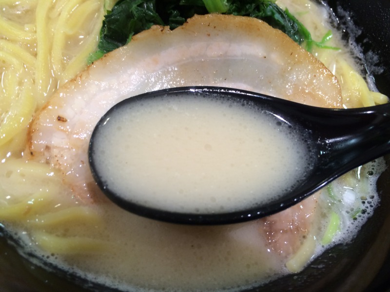 とろみのある豚骨スープ