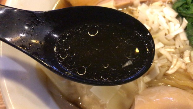 醤油の褐色が強めに出た透明度のあるスープ