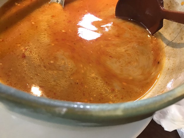 赤いスープの下層に旨味たっぷり野菜ベースのスープ